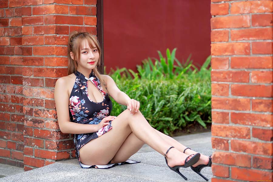 Girls in short dresses in Ganzhou